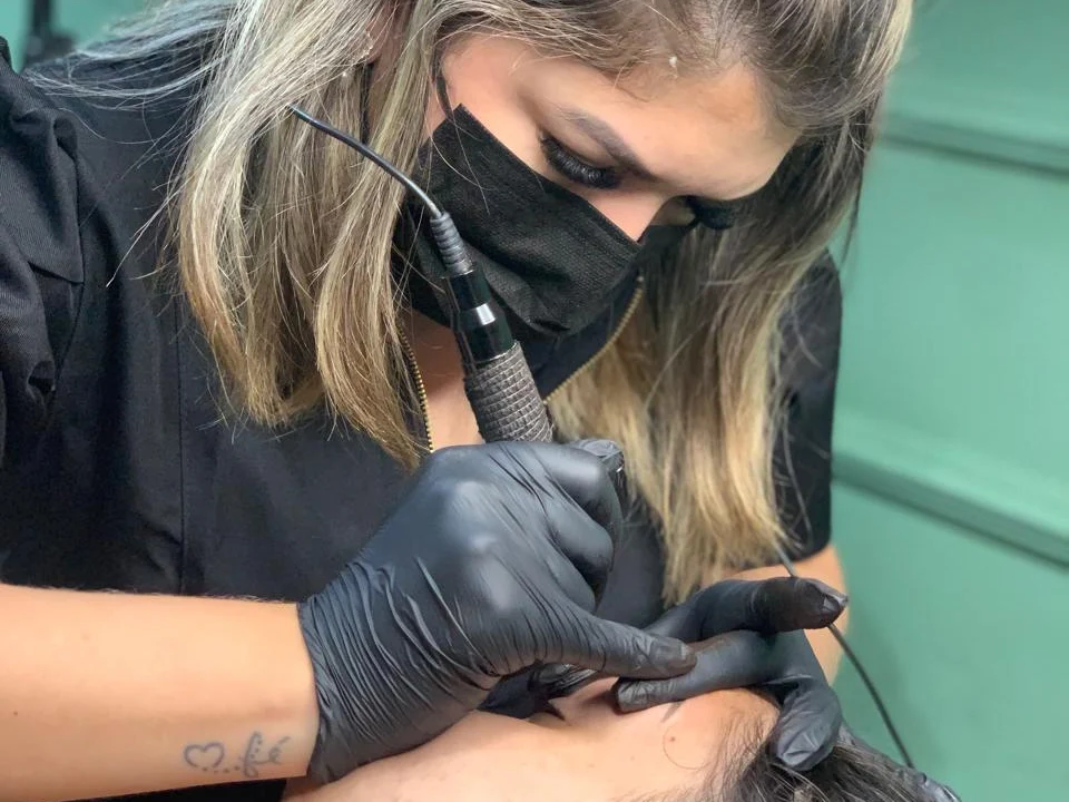 Tayná Oliveira realizando um procedimento no studio