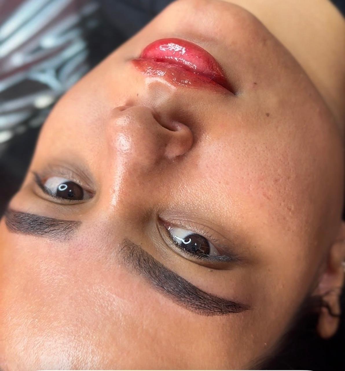 Resultado de micropigmentação labial e de sobrancelhas